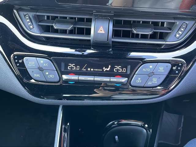 トヨタ Ｃ－ＨＲ S GRスポーツ 香川県 2020(令2)年 5.6万km ブラック/ホワイトパールクリスタルシャイン 2トーン 純正ナビ付き8型ディスプレイオーディオ/・フルセグTV/・Bluetooth/・AM/FMラジオ/ブラインドスポットモニター/バックカメラ/レーダークルーズコントロール/横滑り防止装置/盗難防止装置/レーンキープアシスト/衝突軽減システム/電子パーキングブレーキ/オートブレーキホールド/ビルトインＥＴＣ/プッシュスタート/スマートキー/ドアバイザー/トノカバー/ウィンカーミラー/純正フロアマット/純正19インチアルミホイール/電動格納ミラー/オートライト/オートマチックハイビーム/純正ＬＥＤヘッドライト/純正フォグランプ/ハーフレザーシート/前席ヒートシーター/ドリンクホルダー/革巻きステアリング/ステアリングリモコン/ISOFIX/取扱説明書/保証書