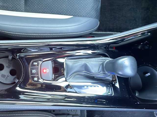 トヨタ Ｃ－ＨＲ S GRスポーツ 香川県 2020(令2)年 5.6万km ブラック/ホワイトパールクリスタルシャイン 2トーン 純正ナビ付き8型ディスプレイオーディオ/・フルセグTV/・Bluetooth/・AM/FMラジオ/ブラインドスポットモニター/バックカメラ/レーダークルーズコントロール/横滑り防止装置/盗難防止装置/レーンキープアシスト/衝突軽減システム/電子パーキングブレーキ/オートブレーキホールド/ビルトインＥＴＣ/プッシュスタート/スマートキー/ドアバイザー/トノカバー/ウィンカーミラー/純正フロアマット/純正19インチアルミホイール/電動格納ミラー/オートライト/オートマチックハイビーム/純正ＬＥＤヘッドライト/純正フォグランプ/ハーフレザーシート/前席ヒートシーター/ドリンクホルダー/革巻きステアリング/ステアリングリモコン/ISOFIX/取扱説明書/保証書