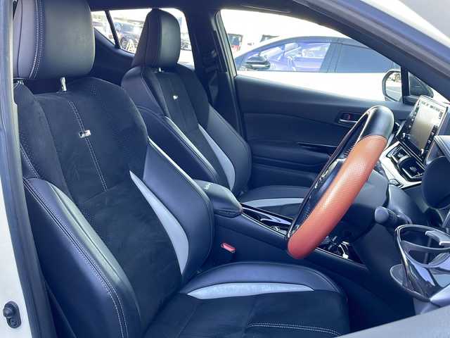 トヨタ Ｃ－ＨＲ S GRスポーツ 香川県 2020(令2)年 5.6万km ブラック/ホワイトパールクリスタルシャイン 2トーン 純正ナビ付き8型ディスプレイオーディオ/・フルセグTV/・Bluetooth/・AM/FMラジオ/ブラインドスポットモニター/バックカメラ/レーダークルーズコントロール/横滑り防止装置/盗難防止装置/レーンキープアシスト/衝突軽減システム/電子パーキングブレーキ/オートブレーキホールド/ビルトインＥＴＣ/プッシュスタート/スマートキー/ドアバイザー/トノカバー/ウィンカーミラー/純正フロアマット/純正19インチアルミホイール/電動格納ミラー/オートライト/オートマチックハイビーム/純正ＬＥＤヘッドライト/純正フォグランプ/ハーフレザーシート/前席ヒートシーター/ドリンクホルダー/革巻きステアリング/ステアリングリモコン/ISOFIX/取扱説明書/保証書