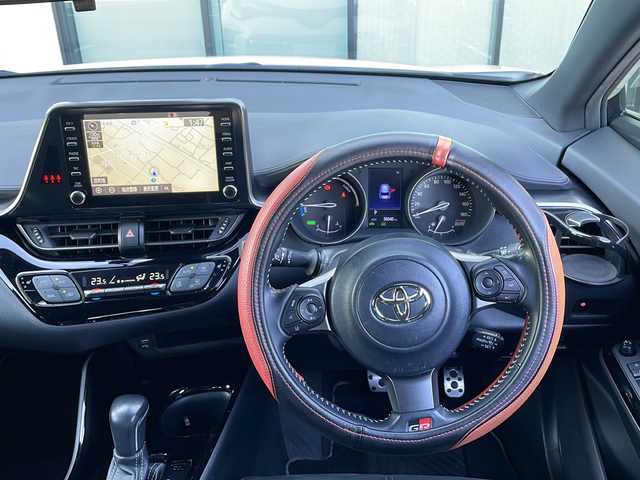 トヨタ Ｃ－ＨＲ S GRスポーツ 香川県 2020(令2)年 5.6万km ブラック/ホワイトパールクリスタルシャイン 2トーン 純正ナビ付き8型ディスプレイオーディオ/・フルセグTV/・Bluetooth/・AM/FMラジオ/ブラインドスポットモニター/バックカメラ/レーダークルーズコントロール/横滑り防止装置/盗難防止装置/レーンキープアシスト/衝突軽減システム/電子パーキングブレーキ/オートブレーキホールド/ビルトインＥＴＣ/プッシュスタート/スマートキー/ドアバイザー/トノカバー/ウィンカーミラー/純正フロアマット/純正19インチアルミホイール/電動格納ミラー/オートライト/オートマチックハイビーム/純正ＬＥＤヘッドライト/純正フォグランプ/ハーフレザーシート/前席ヒートシーター/ドリンクホルダー/革巻きステアリング/ステアリングリモコン/ISOFIX/取扱説明書/保証書