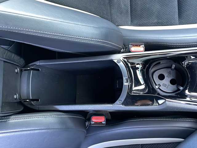 トヨタ Ｃ－ＨＲ S GRスポーツ 香川県 2020(令2)年 5.6万km ブラック/ホワイトパールクリスタルシャイン 2トーン 純正ナビ付き8型ディスプレイオーディオ/・フルセグTV/・Bluetooth/・AM/FMラジオ/ブラインドスポットモニター/バックカメラ/レーダークルーズコントロール/横滑り防止装置/盗難防止装置/レーンキープアシスト/衝突軽減システム/電子パーキングブレーキ/オートブレーキホールド/ビルトインＥＴＣ/プッシュスタート/スマートキー/ドアバイザー/トノカバー/ウィンカーミラー/純正フロアマット/純正19インチアルミホイール/電動格納ミラー/オートライト/オートマチックハイビーム/純正ＬＥＤヘッドライト/純正フォグランプ/ハーフレザーシート/前席ヒートシーター/ドリンクホルダー/革巻きステアリング/ステアリングリモコン/ISOFIX/取扱説明書/保証書