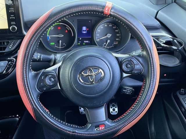 トヨタ Ｃ－ＨＲ S GRスポーツ 香川県 2020(令2)年 5.6万km ブラック/ホワイトパールクリスタルシャイン 2トーン 純正ナビ付き8型ディスプレイオーディオ/・フルセグTV/・Bluetooth/・AM/FMラジオ/ブラインドスポットモニター/バックカメラ/レーダークルーズコントロール/横滑り防止装置/盗難防止装置/レーンキープアシスト/衝突軽減システム/電子パーキングブレーキ/オートブレーキホールド/ビルトインＥＴＣ/プッシュスタート/スマートキー/ドアバイザー/トノカバー/ウィンカーミラー/純正フロアマット/純正19インチアルミホイール/電動格納ミラー/オートライト/オートマチックハイビーム/純正ＬＥＤヘッドライト/純正フォグランプ/ハーフレザーシート/前席ヒートシーター/ドリンクホルダー/革巻きステアリング/ステアリングリモコン/ISOFIX/取扱説明書/保証書