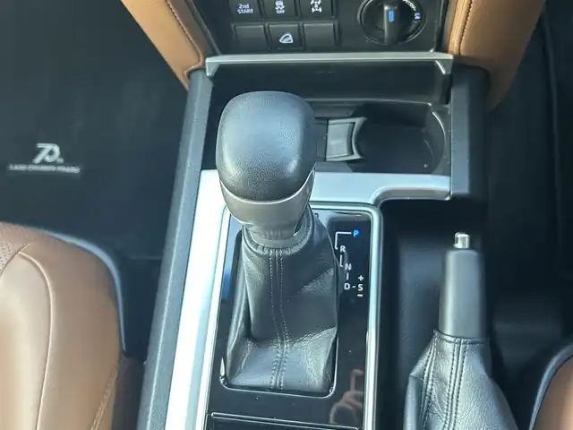 トヨタ ランドクルーザー プラド TX-L 70thアニバーサリーLTD 愛知県 2021(令3)年 4万km ホワイトパールクリスタルシャイン ワンオーナー/メーカーナビ/(FM/AM/BT/USB/Miracast/フルセグ)/全方位カメラ/サンルーフ/トヨタセーフティーセンス/ ・プリクラッシュセーフティー/ ・レーンディーパーチャーアラート/ ・ブラインドスポットモニター/ ・ロードサインアシスト/ ・クリアランスソナー/ ・レーダークルーズコントロール/ ・パーキングサポートブレーキ/特別仕様車/4WD/ディーゼル/バックカメラ/ETC2.0/レザーシート/パワーシート/シートヒーター/エアシート/ドライブレコーダー/LEDヘッドライト/フォグランプ/純正AW18インチ/電動格納ミラー/純正フロアマット/ステップ/プッシュスタート/スマートキー/ステアリングリモコン/ハンズフリー/ABS/取扱説明書・保証書