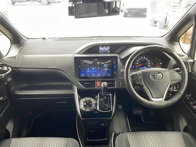 トヨタ ヴォクシー ZS 煌Ⅱ 兵庫県 2020(令2)年 6.2万km ホワイトパールクリスタルシャイン ・社外10インチナビ&Bluetoothオーディオ&CD/DVD/SD再生&SDミュージックサーバー&USB/Ipod接続&TV/・社外リアフリップダウンモニター/・バックカメラ/・ビルドインETC/・両側パワースライドドア/・前後ドライブレコーダー/・Toyota Safety Sense/・プリクラッシュセーフティ/・レーンディパーチャーアラート/・オートマチックハイビーム/・Bi-Beam LEDヘッドランプ/・LEDフロントフォグランプ/・205/60R16タイヤ＆6Jアルミホイール/・アイドリングストップ機能/・ECB［電子制御ブレーキシステム］/・クルーズコントロール/・マルチインフォメーションディスプレイ（4.2インチTFTカラー）/・ステアリングスイッチ/・純正フロアマット/・フロントオートエアコン（左右独立温度コントロール）/・リヤオートエアコン（リヤクーラー＋リヤヒーター）