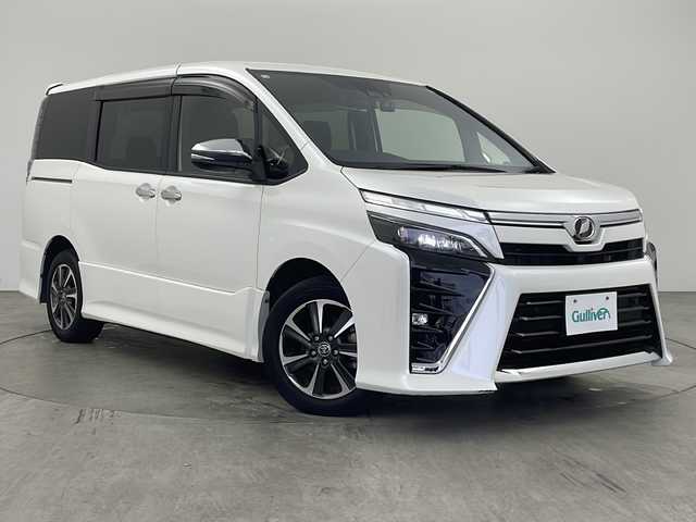 トヨタ ヴォクシー ZS 煌Ⅱ 兵庫県 2020(令2)年 6.2万km ホワイトパールクリスタルシャイン ・社外10インチナビ&Bluetoothオーディオ&CD/DVD/SD再生&SDミュージックサーバー&USB/Ipod接続&TV/・社外リアフリップダウンモニター/・バックカメラ/・ビルドインETC/・両側パワースライドドア/・前後ドライブレコーダー/・Toyota Safety Sense/・プリクラッシュセーフティ/・レーンディパーチャーアラート/・オートマチックハイビーム/・Bi-Beam LEDヘッドランプ/・LEDフロントフォグランプ/・205/60R16タイヤ＆6Jアルミホイール/・アイドリングストップ機能/・ECB［電子制御ブレーキシステム］/・クルーズコントロール/・マルチインフォメーションディスプレイ（4.2インチTFTカラー）/・ステアリングスイッチ/・純正フロアマット/・フロントオートエアコン（左右独立温度コントロール）/・リヤオートエアコン（リヤクーラー＋リヤヒーター）