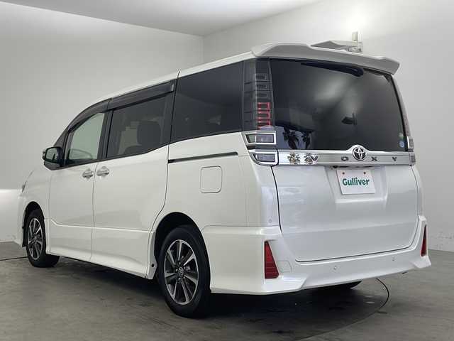 トヨタ ヴォクシー ZS 煌Ⅱ 兵庫県 2020(令2)年 6.2万km ホワイトパールクリスタルシャイン ・社外10インチナビ&Bluetoothオーディオ&CD/DVD/SD再生&SDミュージックサーバー&USB/Ipod接続&TV/・社外リアフリップダウンモニター/・バックカメラ/・ビルドインETC/・両側パワースライドドア/・前後ドライブレコーダー/・Toyota Safety Sense/・プリクラッシュセーフティ/・レーンディパーチャーアラート/・オートマチックハイビーム/・Bi-Beam LEDヘッドランプ/・LEDフロントフォグランプ/・205/60R16タイヤ＆6Jアルミホイール/・アイドリングストップ機能/・ECB［電子制御ブレーキシステム］/・クルーズコントロール/・マルチインフォメーションディスプレイ（4.2インチTFTカラー）/・ステアリングスイッチ/・純正フロアマット/・フロントオートエアコン（左右独立温度コントロール）/・リヤオートエアコン（リヤクーラー＋リヤヒーター）