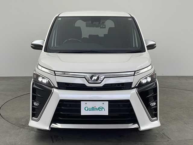 トヨタ ヴォクシー ZS 煌Ⅱ 兵庫県 2020(令2)年 6.2万km ホワイトパールクリスタルシャイン ・社外10インチナビ&Bluetoothオーディオ&CD/DVD/SD再生&SDミュージックサーバー&USB/Ipod接続&TV/・社外リアフリップダウンモニター/・バックカメラ/・ビルドインETC/・両側パワースライドドア/・前後ドライブレコーダー/・Toyota Safety Sense/・プリクラッシュセーフティ/・レーンディパーチャーアラート/・オートマチックハイビーム/・Bi-Beam LEDヘッドランプ/・LEDフロントフォグランプ/・205/60R16タイヤ＆6Jアルミホイール/・アイドリングストップ機能/・ECB［電子制御ブレーキシステム］/・クルーズコントロール/・マルチインフォメーションディスプレイ（4.2インチTFTカラー）/・ステアリングスイッチ/・純正フロアマット/・フロントオートエアコン（左右独立温度コントロール）/・リヤオートエアコン（リヤクーラー＋リヤヒーター）