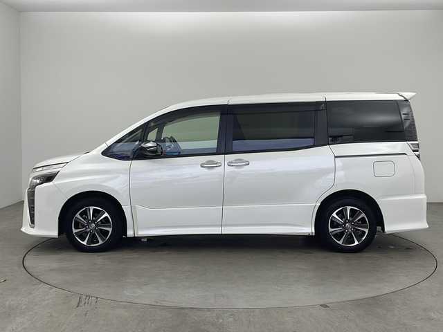 トヨタ ヴォクシー ZS 煌Ⅱ 兵庫県 2020(令2)年 6.2万km ホワイトパールクリスタルシャイン ・社外10インチナビ&Bluetoothオーディオ&CD/DVD/SD再生&SDミュージックサーバー&USB/Ipod接続&TV/・社外リアフリップダウンモニター/・バックカメラ/・ビルドインETC/・両側パワースライドドア/・前後ドライブレコーダー/・Toyota Safety Sense/・プリクラッシュセーフティ/・レーンディパーチャーアラート/・オートマチックハイビーム/・Bi-Beam LEDヘッドランプ/・LEDフロントフォグランプ/・205/60R16タイヤ＆6Jアルミホイール/・アイドリングストップ機能/・ECB［電子制御ブレーキシステム］/・クルーズコントロール/・マルチインフォメーションディスプレイ（4.2インチTFTカラー）/・ステアリングスイッチ/・純正フロアマット/・フロントオートエアコン（左右独立温度コントロール）/・リヤオートエアコン（リヤクーラー＋リヤヒーター）