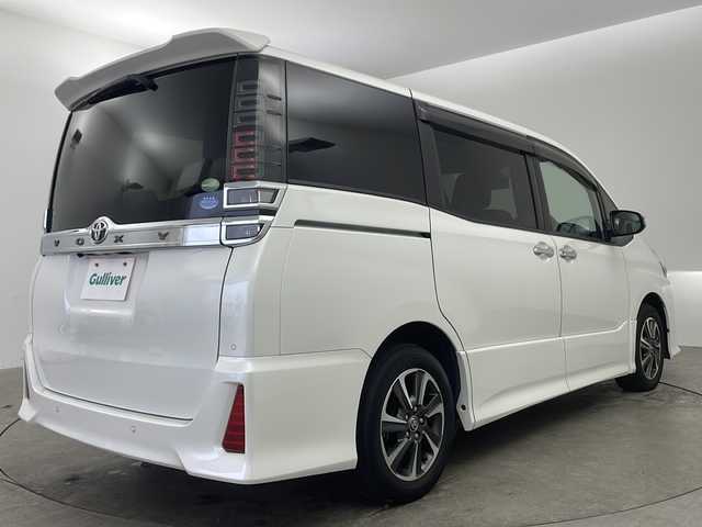 トヨタ ヴォクシー ZS 煌Ⅱ 兵庫県 2020(令2)年 6.2万km ホワイトパールクリスタルシャイン ・社外10インチナビ&Bluetoothオーディオ&CD/DVD/SD再生&SDミュージックサーバー&USB/Ipod接続&TV/・社外リアフリップダウンモニター/・バックカメラ/・ビルドインETC/・両側パワースライドドア/・前後ドライブレコーダー/・Toyota Safety Sense/・プリクラッシュセーフティ/・レーンディパーチャーアラート/・オートマチックハイビーム/・Bi-Beam LEDヘッドランプ/・LEDフロントフォグランプ/・205/60R16タイヤ＆6Jアルミホイール/・アイドリングストップ機能/・ECB［電子制御ブレーキシステム］/・クルーズコントロール/・マルチインフォメーションディスプレイ（4.2インチTFTカラー）/・ステアリングスイッチ/・純正フロアマット/・フロントオートエアコン（左右独立温度コントロール）/・リヤオートエアコン（リヤクーラー＋リヤヒーター）