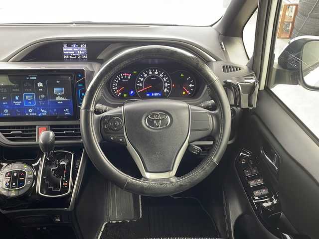 トヨタ ヴォクシー ZS 煌Ⅱ 兵庫県 2020(令2)年 6.2万km ホワイトパールクリスタルシャイン ・社外10インチナビ&Bluetoothオーディオ&CD/DVD/SD再生&SDミュージックサーバー&USB/Ipod接続&TV/・社外リアフリップダウンモニター/・バックカメラ/・ビルドインETC/・両側パワースライドドア/・前後ドライブレコーダー/・Toyota Safety Sense/・プリクラッシュセーフティ/・レーンディパーチャーアラート/・オートマチックハイビーム/・Bi-Beam LEDヘッドランプ/・LEDフロントフォグランプ/・205/60R16タイヤ＆6Jアルミホイール/・アイドリングストップ機能/・ECB［電子制御ブレーキシステム］/・クルーズコントロール/・マルチインフォメーションディスプレイ（4.2インチTFTカラー）/・ステアリングスイッチ/・純正フロアマット/・フロントオートエアコン（左右独立温度コントロール）/・リヤオートエアコン（リヤクーラー＋リヤヒーター）