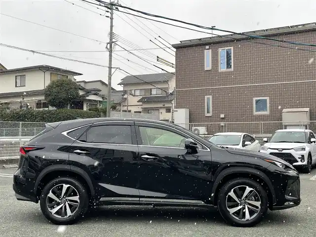 レクサス ＮＸ 300 バージョンL 熊本県 2018(平30)年 2.5万km グラファイトブラックガラスフレーク 革シート/プッシュスタート/純正ナビ/全方位カメラ/ビルトインETC/純正18インチAW/レーダークルーズ/パドルシフト/前席パワーシート・右前席シートメモリー/前席シートヒーター・エアーシート/パワーバックドア/LEDヘッドライト/オートライト/フォグライト/横滑り防止装置/ウィンカーミラー/純正フロアマット/純正ドアバイザー/新車保証書/取扱説明書/スマートスペアキー×1本/カード型キー×1本