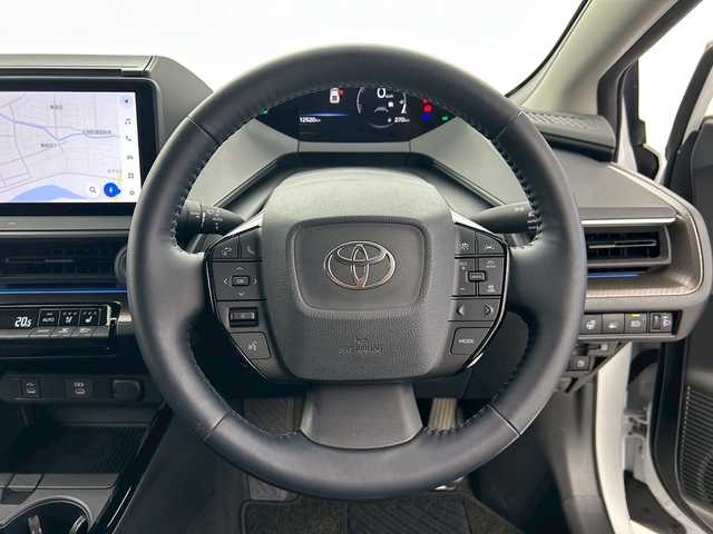 トヨタ プリウス Z 福井県 2023(令5)年 1.3万km プラチナホワイトパールマイカ 純正ディスプレイオーディオPlus/トヨタセーフティーセンス/・プリクラッシュセーフティ/・レーントレーシングアシスト/・レーンディパーチャーアラート/・レーダークルーズコントロール/・アダプティブハイビームシステム/・ロードサインアシスト/・ドライバー異常時対応システム/・プロアクティブドライビングアシスト/・発進遅れ告知機能/・緊急時操舵支援/・フロントクロストラフィックアラー/・レーンチェンジアシスト/デジタルインナーミラー/パノラミックビュー/ビルトインETC2.0/運転席パワーシート/前席シートベンチレーター/前席シートヒーター /前後コーナーセンサー/電動リアゲート/LEDヘッドライト
