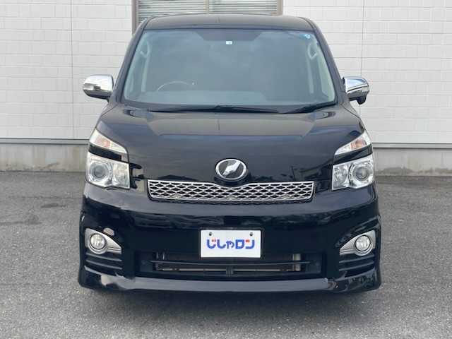 トヨタ ヴォクシー ZS 煌Ⅱ 三重県 2012(平24)年 9.6万km ブラック (株)IDOMが運営する【じしゃロン四日市店】の自社ローン専用車両になります。こちらは現金またはオートローンご利用時の価格です。自社ローンご希望の方は別途その旨お申付け下さい/ALPINE8型ワイドHDDナビ/フルセグTV/（CD/DVD/AM/FM/SD/HDD/BT)/フリップダウンモニター/両側パワースライドドア/バックカメラ/ETC/パドルシフト/DUALエアコン/ステアリングスイッチ/スマートキー2つ/エンジンプッシュスタート/電動格納ウィンカーミラー