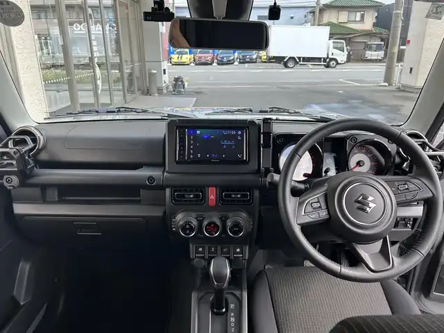 スズキ ジムニー XC 大阪府 2024(令6)年 0.6万km ミディアムグレー ワンオーナー/純正ディスプレイオーディオ/バックカメラ/レーンキープアシスト/衝突軽減システム/横滑り防止システム/クルーズコントロール/ヒーテッドミラー/シートヒーター/純正１６インチAW/ドライブレコーダー前後/ETC/保証書/取扱説明書/スペアキー