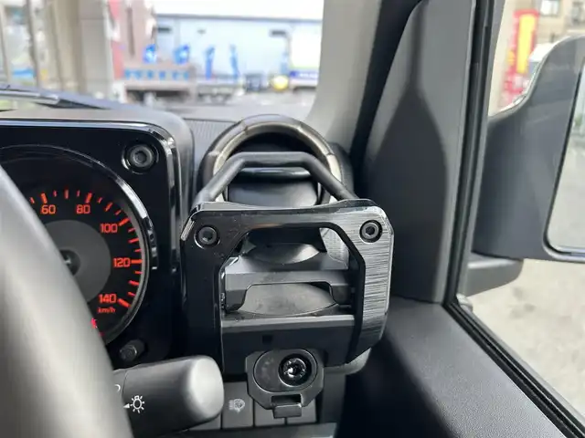 スズキ ジムニー XC 大阪府 2024(令6)年 0.6万km ミディアムグレー ワンオーナー/純正ディスプレイオーディオ/バックカメラ/レーンキープアシスト/衝突軽減システム/横滑り防止システム/クルーズコントロール/ヒーテッドミラー/シートヒーター/純正１６インチAW/ドライブレコーダー前後/ETC/保証書/取扱説明書/スペアキー
