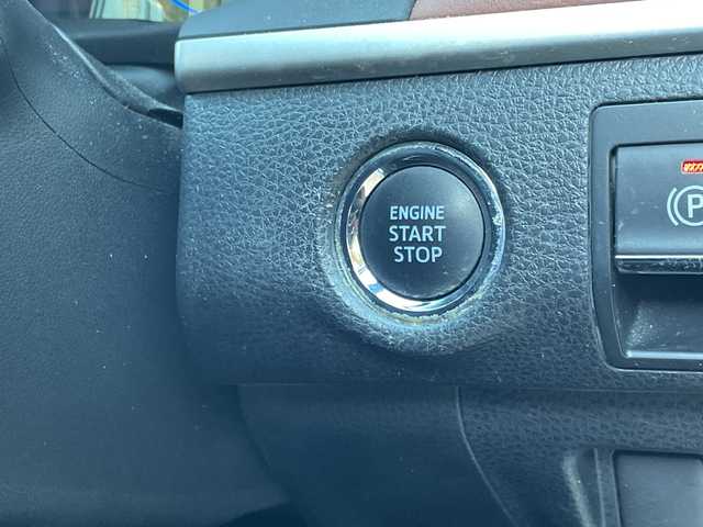 トヨタ ハリアー プレミアム 埼玉県 2018(平30)年 6.1万km ホワイトパールクリスタルシャイン トヨタセーフティーセンス /サンルーフ /9インチナビ/　　CD/DVD/BT/フルセグ /バックカメラ /パワーバックドア /レーダークルーズコントロール /LEDオートライト /ハーフレザーシート /シートヒータ /電子パーキング /ステアリングスイッチ /ETC