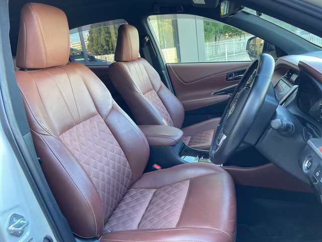 トヨタ ハリアー プレミアム 埼玉県 2018(平30)年 6.1万km ホワイトパールクリスタルシャイン トヨタセーフティーセンス /サンルーフ /9インチナビ/　　CD/DVD/BT/フルセグ /バックカメラ /パワーバックドア /レーダークルーズコントロール /LEDオートライト /ハーフレザーシート /シートヒータ /電子パーキング /ステアリングスイッチ /ETC