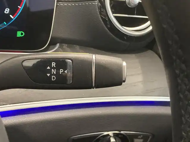 メルセデス・ベンツ Ｍ・ベンツ Ｅ２００ 4マチック スポーツ 熊本県 2022(令4)年 4.4万km ダイヤモンドホワイト ・スマートキー/・プッシュスタート/・パノラマサンルーフ/・アクティブステアリングアシスト/・アクティブレーンキーピングアシスト/・道路標識アシスト/・アクティブブレーキアシスト/・アテンションアシスト/・ブラインドスポットモニター/・レーンチェンジアシスト/・インテリジェントライトシステム/・クルーズコントロール(追従式)/・黒革シート/・前席パワーシート/・全席シートヒーター/・純正メモリナビ/　【Bluetooth・USB・AppleCarPlay・AndroidAuto】/・Burmesterサウンドシステム/・フルセグTV/・全方位カメラ/・ETC2.0/・ドライブレコーダー(前後録画)/・パワートランク/・LEDヘッドランプ/・純正マット