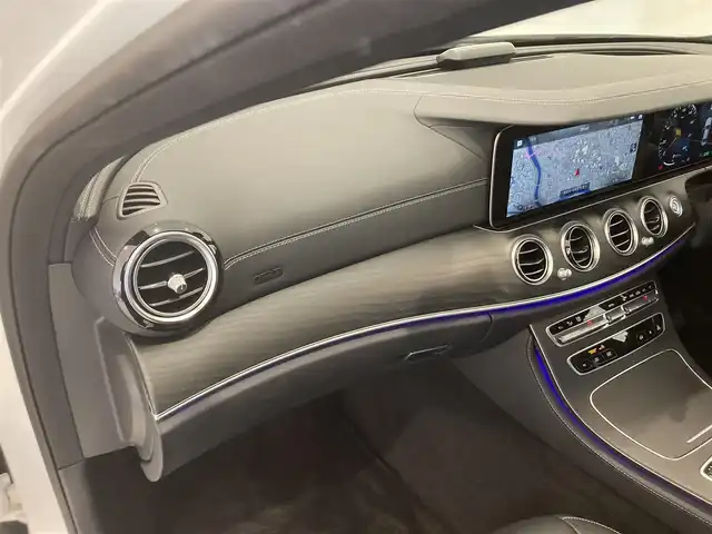 メルセデス・ベンツ Ｍ・ベンツ Ｅ２００ 4マチック スポーツ 熊本県 2022(令4)年 4.4万km ダイヤモンドホワイト ・スマートキー/・プッシュスタート/・パノラマサンルーフ/・アクティブステアリングアシスト/・アクティブレーンキーピングアシスト/・道路標識アシスト/・アクティブブレーキアシスト/・アテンションアシスト/・ブラインドスポットモニター/・レーンチェンジアシスト/・インテリジェントライトシステム/・クルーズコントロール(追従式)/・黒革シート/・前席パワーシート/・全席シートヒーター/・純正メモリナビ/　【Bluetooth・USB・AppleCarPlay・AndroidAuto】/・Burmesterサウンドシステム/・フルセグTV/・全方位カメラ/・ETC2.0/・ドライブレコーダー(前後録画)/・パワートランク/・LEDヘッドランプ/・純正マット