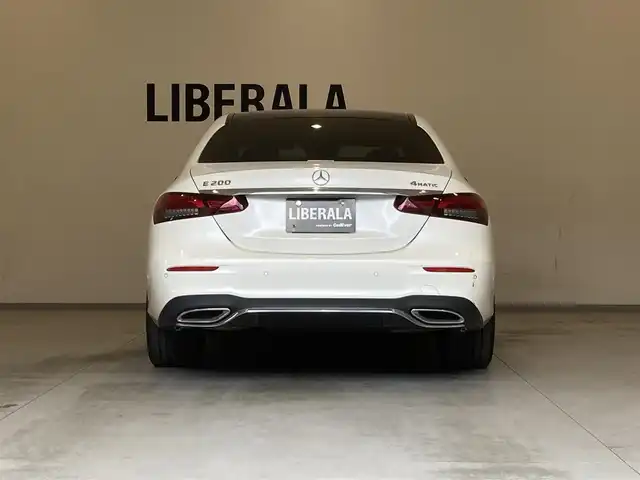 メルセデス・ベンツ Ｍ・ベンツ Ｅ２００ 4マチック スポーツ 熊本県 2022(令4)年 4.4万km ダイヤモンドホワイト ・スマートキー/・プッシュスタート/・パノラマサンルーフ/・アクティブステアリングアシスト/・アクティブレーンキーピングアシスト/・道路標識アシスト/・アクティブブレーキアシスト/・アテンションアシスト/・ブラインドスポットモニター/・レーンチェンジアシスト/・インテリジェントライトシステム/・クルーズコントロール(追従式)/・黒革シート/・前席パワーシート/・全席シートヒーター/・純正メモリナビ/　【Bluetooth・USB・AppleCarPlay・AndroidAuto】/・Burmesterサウンドシステム/・フルセグTV/・全方位カメラ/・ETC2.0/・ドライブレコーダー(前後録画)/・パワートランク/・LEDヘッドランプ/・純正マット