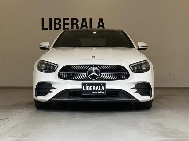メルセデス・ベンツ Ｍ・ベンツ Ｅ２００ 4マチック スポーツ 熊本県 2022(令4)年 4.4万km ダイヤモンドホワイト ・スマートキー/・プッシュスタート/・パノラマサンルーフ/・アクティブステアリングアシスト/・アクティブレーンキーピングアシスト/・道路標識アシスト/・アクティブブレーキアシスト/・アテンションアシスト/・ブラインドスポットモニター/・レーンチェンジアシスト/・インテリジェントライトシステム/・クルーズコントロール(追従式)/・黒革シート/・前席パワーシート/・全席シートヒーター/・純正メモリナビ/　【Bluetooth・USB・AppleCarPlay・AndroidAuto】/・Burmesterサウンドシステム/・フルセグTV/・全方位カメラ/・ETC2.0/・ドライブレコーダー(前後録画)/・パワートランク/・LEDヘッドランプ/・純正マット