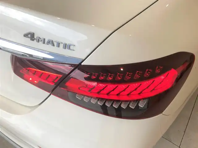 メルセデス・ベンツ Ｍ・ベンツ Ｅ２００ 4マチック スポーツ 熊本県 2022(令4)年 4.4万km ダイヤモンドホワイト ・スマートキー/・プッシュスタート/・パノラマサンルーフ/・アクティブステアリングアシスト/・アクティブレーンキーピングアシスト/・道路標識アシスト/・アクティブブレーキアシスト/・アテンションアシスト/・ブラインドスポットモニター/・レーンチェンジアシスト/・インテリジェントライトシステム/・クルーズコントロール(追従式)/・黒革シート/・前席パワーシート/・全席シートヒーター/・純正メモリナビ/　【Bluetooth・USB・AppleCarPlay・AndroidAuto】/・Burmesterサウンドシステム/・フルセグTV/・全方位カメラ/・ETC2.0/・ドライブレコーダー(前後録画)/・パワートランク/・LEDヘッドランプ/・純正マット