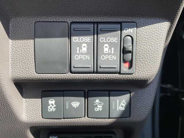 ホンダ フリード G ホンダセンシング 大阪府 2020(令2)年 0.9万km クリスタルブラックパール ワンオーナー/純正メモリナビ/・AM/FM/Bluetooth/・フルセグテレビ/バックカメラ/ビルトインETC/ドライブレコーダー/クルーズコントロール/衝突軽減ブレーキ/レーンキープアシスト/アイドリングストップ/横滑り防止装置/両側パワースライド/シートヒーター（D席+N席）/LEDヘッドライト/オートライト/オートエアコン/プッシュスタートボタン/スマートキー/ステアリングリモコン/純正17インチアルミホイール/USBジャック/純正フロアマット/保証書/取扱説明書