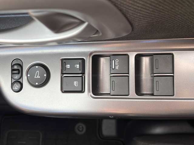 ホンダ フリード G ホンダセンシング 大阪府 2020(令2)年 0.9万km クリスタルブラックパール ワンオーナー/純正メモリナビ/・AM/FM/Bluetooth/・フルセグテレビ/バックカメラ/ビルトインETC/ドライブレコーダー/クルーズコントロール/衝突軽減ブレーキ/レーンキープアシスト/アイドリングストップ/横滑り防止装置/両側パワースライド/シートヒーター（D席+N席）/LEDヘッドライト/オートライト/オートエアコン/プッシュスタートボタン/スマートキー/ステアリングリモコン/純正17インチアルミホイール/USBジャック/純正フロアマット/保証書/取扱説明書