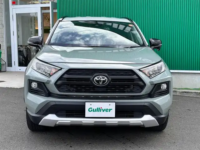 トヨタ ＲＡＶ４ アドベンチャー 宮城県 2020(令2)年 5.4万km アッシュグレーメタリック/アーバンカーキ 2トーンルーフ/・アッシュグレーメタリックルーフ/・アッシュグレーメタリックリアスポイラー/・ブラックドアミラー/インテリジェントクリアランスソナー/応急用スペアタイヤ/＝＝＝/セーフティセンス/・プリクラッシュセーフティ/・レーントレーシングアシスト/・レーダークルーズコントロール/・オートマチックハイビーム/・ロードサインアシスト/・先行車発進告知/純正9インチナビ（NSZT-Y68T）/・CD/DVD/・Bluetooth/・フルセグTV/・SD音楽録音機能/バックカメラ/ビルトインETC/ドライブレコーダー/ステアリングスイッチ/電動パーキングブレーキ/ブレーキホールド/LEDヘッドライト/フォグランプ/オートライト/スマートキー＆プッシュスタート/スペアキー/電動格納ミラー/ルーフレール/純正19インチAW/フロアマット/ドアバイザー/W/サイド/カーテンエアバッグ/取扱説明書