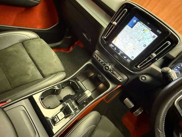 ボルボ ＸＣ４０ T5 AWD Rデザイン 千葉県 2018(平30)年 5.2万km クリスタルホワイトP パノラマＳＲ　/純正ナビ　/３６０°カメラ　/ＡＣＣ　/ハーフレザーシート　/シートヒーター　/パワーシート　/ＬＥＤヘッドライト　/ハイビームアシスト　/ＢＬＩＳ　/自動駐車　/電動リアゲート　/パーキングアシスト