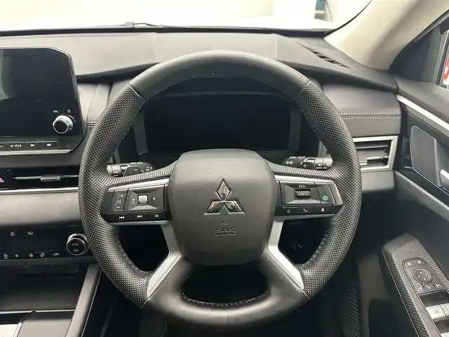 三菱 アウトランダー ＰＨＥＶ G 兵庫県 2023(令5)年 2.8万km ホワイトダイヤモンド ・純正ディスプレーオーディオ/・純正メモリナビ/・アラウンドビューモニター/・バックカメラ/・ビルドインETC2.0/・4WD/・社外前後ドライブレコーダー/・フルセグTV/・LEDヘッドライト/・LEDフォグランプ/・オートライト/・オートハイビーム/・衝突軽減ブレーキ/・レーンキープアシスト/・追従クルーズコントロール/・ブラインドスポットモニター/・コーナーセンサー/・パワーバックドア /・ハーフレザーシート /・パワーシートD席/・シートヒーターD/N/・ステアリングヒーター/・パドルシフト/・ステアリングスイッチ/・ワイヤレス充電/・純正20インチアルミホイール/・純正フロアマット/・純正ドアバイザー