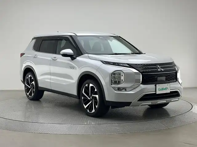 三菱 アウトランダー ＰＨＥＶ G 兵庫県 2023(令5)年 2.8万km ホワイトダイヤモンド ・純正ディスプレーオーディオ/・純正メモリナビ/・アラウンドビューモニター/・バックカメラ/・ビルドインETC2.0/・4WD/・社外前後ドライブレコーダー/・フルセグTV/・LEDヘッドライト/・LEDフォグランプ/・オートライト/・オートハイビーム/・衝突軽減ブレーキ/・レーンキープアシスト/・追従クルーズコントロール/・ブラインドスポットモニター/・コーナーセンサー/・パワーバックドア /・ハーフレザーシート /・パワーシートD席/・シートヒーターD/N/・ステアリングヒーター/・パドルシフト/・ステアリングスイッチ/・ワイヤレス充電/・純正20インチアルミホイール/・純正フロアマット/・純正ドアバイザー