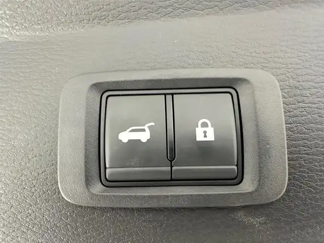 三菱 アウトランダー ＰＨＥＶ G 兵庫県 2023(令5)年 2.8万km ホワイトダイヤモンド ・純正ディスプレーオーディオ/・純正メモリナビ/・アラウンドビューモニター/・バックカメラ/・ビルドインETC2.0/・4WD/・社外前後ドライブレコーダー/・フルセグTV/・LEDヘッドライト/・LEDフォグランプ/・オートライト/・オートハイビーム/・衝突軽減ブレーキ/・レーンキープアシスト/・追従クルーズコントロール/・ブラインドスポットモニター/・コーナーセンサー/・パワーバックドア /・ハーフレザーシート /・パワーシートD席/・シートヒーターD/N/・ステアリングヒーター/・パドルシフト/・ステアリングスイッチ/・ワイヤレス充電/・純正20インチアルミホイール/・純正フロアマット/・純正ドアバイザー