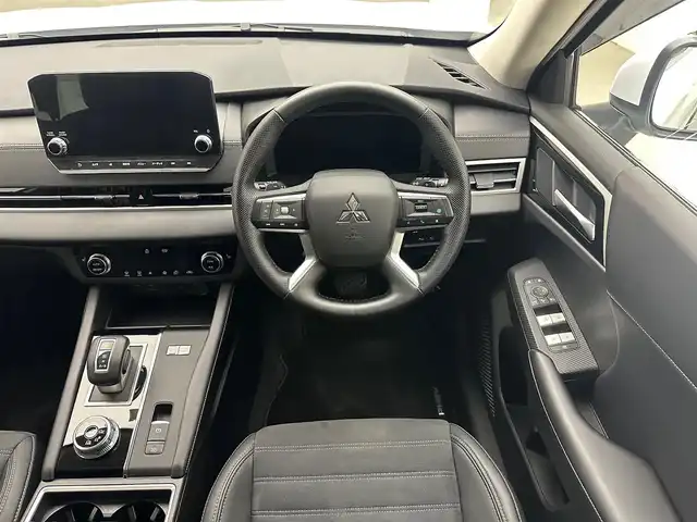 三菱 アウトランダー ＰＨＥＶ G 兵庫県 2023(令5)年 2.8万km ホワイトダイヤモンド ・純正ディスプレーオーディオ/・純正メモリナビ/・アラウンドビューモニター/・バックカメラ/・ビルドインETC2.0/・4WD/・社外前後ドライブレコーダー/・フルセグTV/・LEDヘッドライト/・LEDフォグランプ/・オートライト/・オートハイビーム/・衝突軽減ブレーキ/・レーンキープアシスト/・追従クルーズコントロール/・ブラインドスポットモニター/・コーナーセンサー/・パワーバックドア /・ハーフレザーシート /・パワーシートD席/・シートヒーターD/N/・ステアリングヒーター/・パドルシフト/・ステアリングスイッチ/・ワイヤレス充電/・純正20インチアルミホイール/・純正フロアマット/・純正ドアバイザー