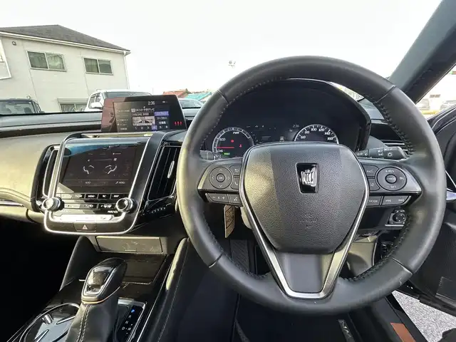 トヨタ クラウン ハイブリッド G－エグゼクティブ 愛知県 2019(令1)年 2.1万km ブラック トヨタセーフティーセンス/　・プリクラッシュセーフティ/　・レーントレーシングアシスト/　・レーダークルーズコントロール/　・ロードサインアシスト/　・アダプティブハイビームシステム/ブラインドスポット/サンルーフ/全方位カメラ/デジタルインナーミラー/純正ナビ/　・フルセグTV/　・Bluetooth/　・DVD/CD/　・AM/FM/　・USB/　・AUX/ドライブレコーダー（前後）/レザーシート/パワーシート（前席）/シートヒーター（前席）/シートクーラー（前席）/本革ステアリング/ステアリングヒーター/純正フロアマット/純正18インチAW/LEDヘッドライト/オートライト/カーテンエアバック/ビルトインETC/スマートキー