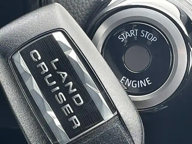 トヨタ ランドクルーザー ZX 福岡県 2024(令6)年 0.3万km プレシャスホワイトパール ワンオーナー/モデリスタエアロ/ムーンルーフ/JBLプレミアムサウンドシステム/12.3インチディスプレイオーディオPlus/フルセグTV/CD/DVD/BT/SD/AM/FM/applecarplay/androidauto/Miracast/パノラミックビューモニター/トヨタセーフティセンス/PCS/LTA/RSA/PKSB/レーダークルーズコントロール/LEDヘッドランプ/オートマチックハイビーム/BSM/クリアランスソナー/指紋認証スタートスイッチ/ハンズフリーパワーバックドア/D/Nパワーシート/快適温熱シート＆シートベンチレーション/ステアリングヒーター/電動パーキングブレーキ/ブレーキホールド/純正20インチAW/ビルトインETC2.0/アクセサリーコンセント