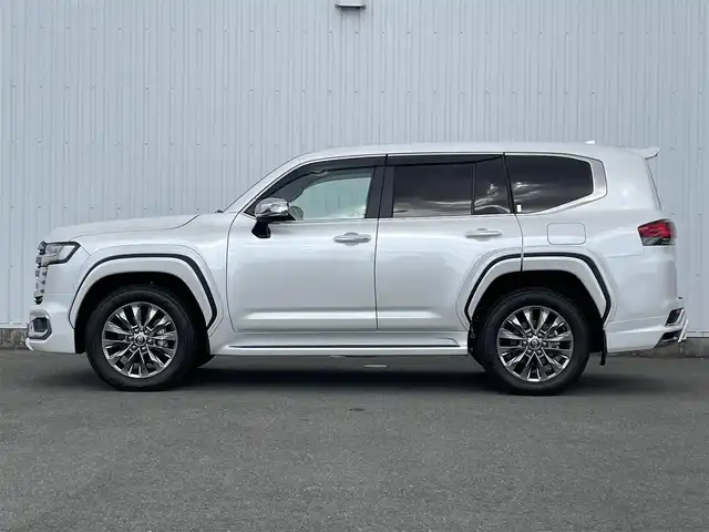 トヨタ ランドクルーザー ZX 福岡県 2024(令6)年 0.3万km プレシャスホワイトパール ワンオーナー/モデリスタエアロ/ムーンルーフ/JBLプレミアムサウンドシステム/12.3インチディスプレイオーディオPlus/フルセグTV/CD/DVD/BT/SD/AM/FM/applecarplay/androidauto/Miracast/パノラミックビューモニター/トヨタセーフティセンス/PCS/LTA/RSA/PKSB/レーダークルーズコントロール/LEDヘッドランプ/オートマチックハイビーム/BSM/クリアランスソナー/指紋認証スタートスイッチ/ハンズフリーパワーバックドア/D/Nパワーシート/快適温熱シート＆シートベンチレーション/ステアリングヒーター/電動パーキングブレーキ/ブレーキホールド/純正20インチAW/ビルトインETC2.0/アクセサリーコンセント