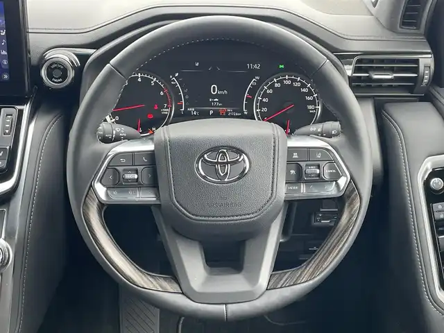 トヨタ ランドクルーザー ZX 福岡県 2024(令6)年 0.3万km プレシャスホワイトパール ワンオーナー/モデリスタエアロ/ムーンルーフ/JBLプレミアムサウンドシステム/12.3インチディスプレイオーディオPlus/フルセグTV/CD/DVD/BT/SD/AM/FM/applecarplay/androidauto/Miracast/パノラミックビューモニター/トヨタセーフティセンス/PCS/LTA/RSA/PKSB/レーダークルーズコントロール/LEDヘッドランプ/オートマチックハイビーム/BSM/クリアランスソナー/指紋認証スタートスイッチ/ハンズフリーパワーバックドア/D/Nパワーシート/快適温熱シート＆シートベンチレーション/ステアリングヒーター/電動パーキングブレーキ/ブレーキホールド/純正20インチAW/ビルトインETC2.0/アクセサリーコンセント