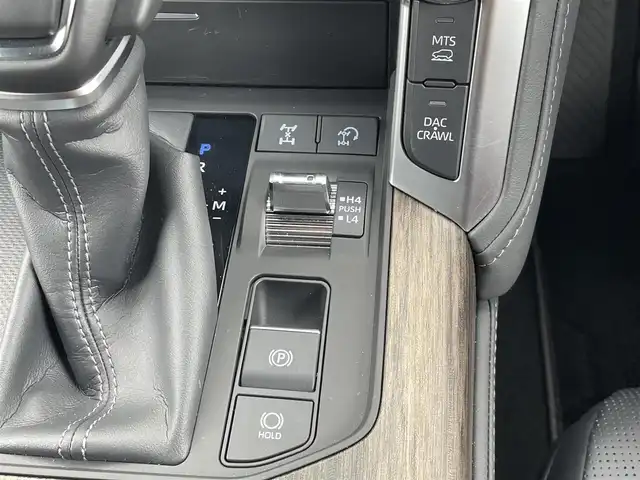 トヨタ ランドクルーザー ZX 福岡県 2024(令6)年 0.3万km プレシャスホワイトパール ワンオーナー/モデリスタエアロ/ムーンルーフ/JBLプレミアムサウンドシステム/12.3インチディスプレイオーディオPlus/フルセグTV/CD/DVD/BT/SD/AM/FM/applecarplay/androidauto/Miracast/パノラミックビューモニター/トヨタセーフティセンス/PCS/LTA/RSA/PKSB/レーダークルーズコントロール/LEDヘッドランプ/オートマチックハイビーム/BSM/クリアランスソナー/指紋認証スタートスイッチ/ハンズフリーパワーバックドア/D/Nパワーシート/快適温熱シート＆シートベンチレーション/ステアリングヒーター/電動パーキングブレーキ/ブレーキホールド/純正20インチAW/ビルトインETC2.0/アクセサリーコンセント