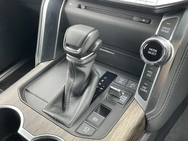 トヨタ ランドクルーザー ZX 福岡県 2024(令6)年 0.3万km プレシャスホワイトパール ワンオーナー/モデリスタエアロ/ムーンルーフ/JBLプレミアムサウンドシステム/12.3インチディスプレイオーディオPlus/フルセグTV/CD/DVD/BT/SD/AM/FM/applecarplay/androidauto/Miracast/パノラミックビューモニター/トヨタセーフティセンス/PCS/LTA/RSA/PKSB/レーダークルーズコントロール/LEDヘッドランプ/オートマチックハイビーム/BSM/クリアランスソナー/指紋認証スタートスイッチ/ハンズフリーパワーバックドア/D/Nパワーシート/快適温熱シート＆シートベンチレーション/ステアリングヒーター/電動パーキングブレーキ/ブレーキホールド/純正20インチAW/ビルトインETC2.0/アクセサリーコンセント