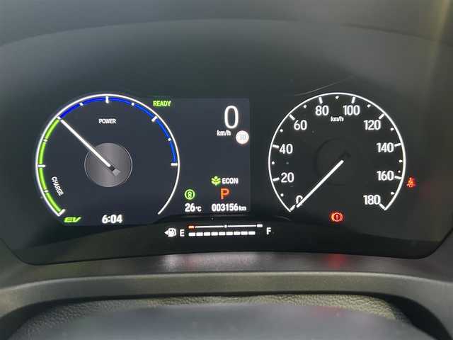 ホンダ ヴェゼル ハイブリッド e:HEV PLaY 東京都 2024(令6)年 0.4万km プレミアムサンライトホワイトパール ワンオーナー/純正メモリナビ/　フルセグTV/Bluetooth/USB端子/全方位カメラ/前後ドライブレコーダー/ビルトインETC2.0/パノラマルーフ/車線逸脱警報/トラフィックジャムパイロット/追従型クルーズコントロール/コーナーセンサー/フロントデアイサー/ブラインドスポットモニター/ダウンヒルアシストコントロール/前席シートヒーター/後席チップアップシート/LEDヘッドライト/フォグランプ/オートライト/ステアリングヒーター/ステアリングスイッチ/アイドリングストップ/スマートキー×2/電動格納ミラー/ウインカーミラー/横滑り防止装置/保証書/取扱説明書/点検記録簿