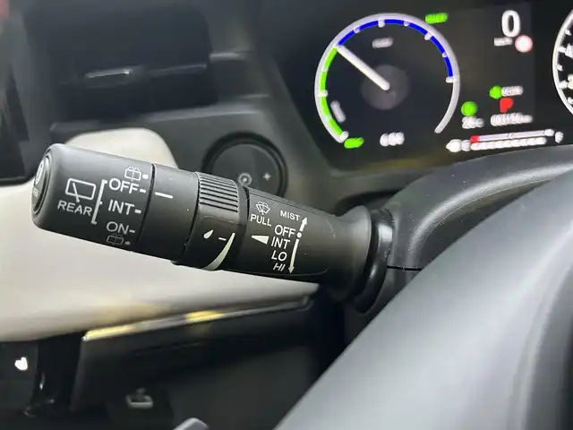 ホンダ ヴェゼル ハイブリッド e:HEV PLaY 東京都 2024(令6)年 0.4万km プレミアムサンライトホワイトパール ワンオーナー/純正メモリナビ/　フルセグTV/Bluetooth/USB端子/全方位カメラ/前後ドライブレコーダー/ビルトインETC2.0/パノラマルーフ/車線逸脱警報/トラフィックジャムパイロット/追従型クルーズコントロール/コーナーセンサー/フロントデアイサー/ブラインドスポットモニター/ダウンヒルアシストコントロール/前席シートヒーター/後席チップアップシート/LEDヘッドライト/フォグランプ/オートライト/ステアリングヒーター/ステアリングスイッチ/アイドリングストップ/スマートキー×2/電動格納ミラー/ウインカーミラー/横滑り防止装置/保証書/取扱説明書/点検記録簿