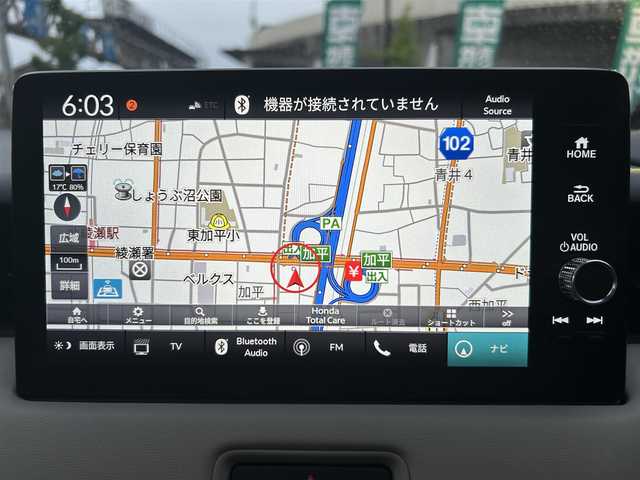 ホンダ ヴェゼル ハイブリッド e:HEV PLaY 東京都 2024(令6)年 0.4万km プレミアムサンライトホワイトパール ワンオーナー/純正メモリナビ/　フルセグTV/Bluetooth/USB端子/全方位カメラ/前後ドライブレコーダー/ビルトインETC2.0/パノラマルーフ/車線逸脱警報/トラフィックジャムパイロット/追従型クルーズコントロール/コーナーセンサー/フロントデアイサー/ブラインドスポットモニター/ダウンヒルアシストコントロール/前席シートヒーター/後席チップアップシート/LEDヘッドライト/フォグランプ/オートライト/ステアリングヒーター/ステアリングスイッチ/アイドリングストップ/スマートキー×2/電動格納ミラー/ウインカーミラー/横滑り防止装置/保証書/取扱説明書/点検記録簿