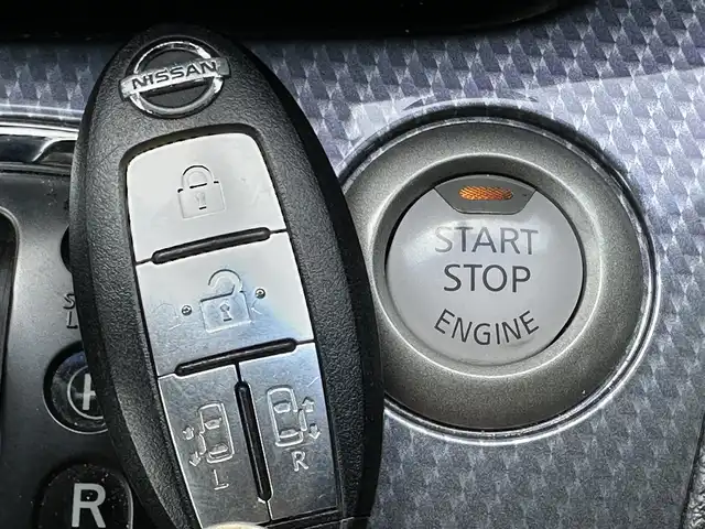 日産 セレナ ライダー パフォーマンス S HV 島根県 2014(平26)年 7.3万km ブリリアントホワイトパール エマージェンシーブレーキ/純正9インチナビ/CD/DVD/DTV/Bluetooth/アラウンドビューモニター/両側パワースライドドア /クルーズコントロール/ガラスルーフ/コーナーセンサー /LEDオートライト/スマートキー/プッシュスタート /純正フロアマット/純正ドアバイザー/アイドリングストップ/電動格納ミラー/横滑り防止装置/車椅子収納装置付き/レーンキープ