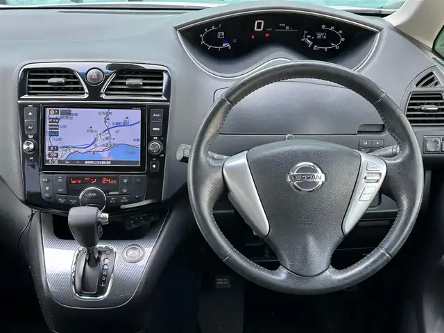 日産 セレナ ライダー パフォーマンス S HV 島根県 2014(平26)年 7.3万km ブリリアントホワイトパール エマージェンシーブレーキ/純正9インチナビ/CD/DVD/DTV/Bluetooth/アラウンドビューモニター/両側パワースライドドア /クルーズコントロール/ガラスルーフ/コーナーセンサー /LEDオートライト/スマートキー/プッシュスタート /純正フロアマット/純正ドアバイザー/アイドリングストップ/電動格納ミラー/横滑り防止装置/車椅子収納装置付き/レーンキープ