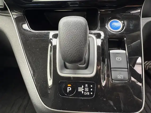 日産 セレナ e－パワー ハイウェイスター V 千葉県 2021(令3)年 6.4万km ダイヤモンドブラック 純正SDナビ(CD/DVD/FM/AM/Bluetooth/フルセグTV)/プロパイロット /アラウンドビューモニター/インテリジェントエマージェンシーブレーキ/踏み間違い防止アシスト/後側方衝突防止支援システム/車線逸脱支援システム/標識検知機能/インテリジェントルームミラー/ハンスフリーオートスライドドア/ETC/スマートキ