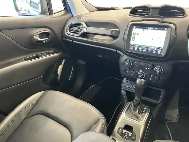 クライスラー・ジープ ジープ レネゲード リミテッド 福岡県 2018(平30)年 6.2万km グレー ナビ　/フルセグＴＶ　/バックカメラ　/ＡＣＣ　/ＢＳＭ　/レーンキープ　/コーナーセンサー　/黒レザーシート　/パワーシート　/シートヒーター　/ステアリングヒーター　/ＢｌｕｅＴｏｏｔｈ接続　/スマートキー