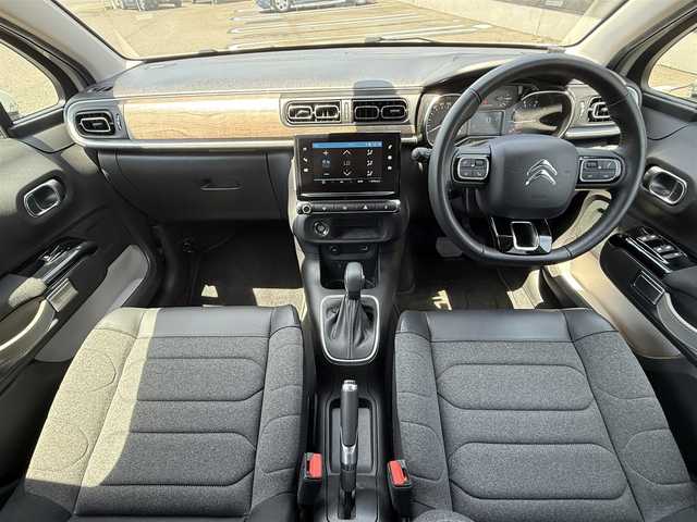 シトロエン Ｃ３ エディション2021 静岡県 2021(令3)年 3.1万km ベージュ ハーフレザーシート/ブラインドスポットアシスト/純正ディスプレイオーディオ/(Bluetooth/CarPlay/MirrorLink)/衝突被害軽減システム/バックカメラ/クルーズコントロール/レーンキープアシスト/パーキングアシスト/スマートキー/ETC/ミラー型ドライブレコーダー/純正フロアマット/純正17インチアルミホイール/保証書/取扱説明書/スペアキー