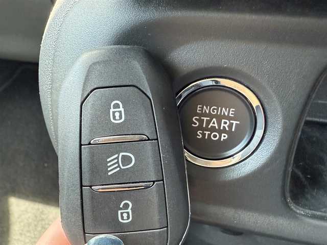 シトロエン Ｃ３ エディション2021 静岡県 2021(令3)年 3.1万km ベージュ ハーフレザーシート/ブラインドスポットアシスト/純正ディスプレイオーディオ/(Bluetooth/CarPlay/MirrorLink)/衝突被害軽減システム/バックカメラ/クルーズコントロール/レーンキープアシスト/パーキングアシスト/スマートキー/ETC/ミラー型ドライブレコーダー/純正フロアマット/純正17インチアルミホイール/保証書/取扱説明書/スペアキー