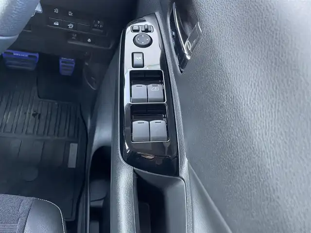 三菱 デリカミニ G プレミアム 岩手県 2023(令5)年 0.5万km アメジストブラック 4WD/ルーフレール/社外ディスプレイオーディオ/バックカメラ/アラウンドビューモニター/ETC2.0/アダプティブクルーズコントロール/両側パワースライドドア/前席シートヒーター/ステアリングヒーター/純正15インチアルミホイール/コーナーセンサー/取扱説明書/保証書/スペアキー1本